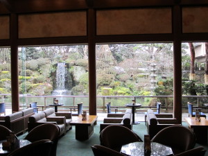 下呂温泉「水明館」さんのロビーから望む庭園